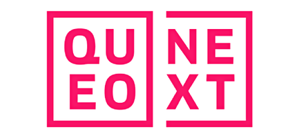 Logo: QUEO-NEXT-Schriftzug in rosa kasten