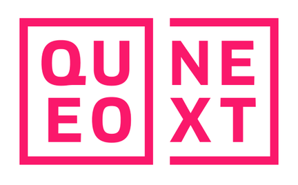 Logo: QUEO-NEXT-Schriftzug in rosa kasten